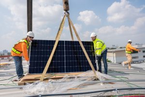 Aplicaciones de las grúas en la instalación de placas solares en tejados